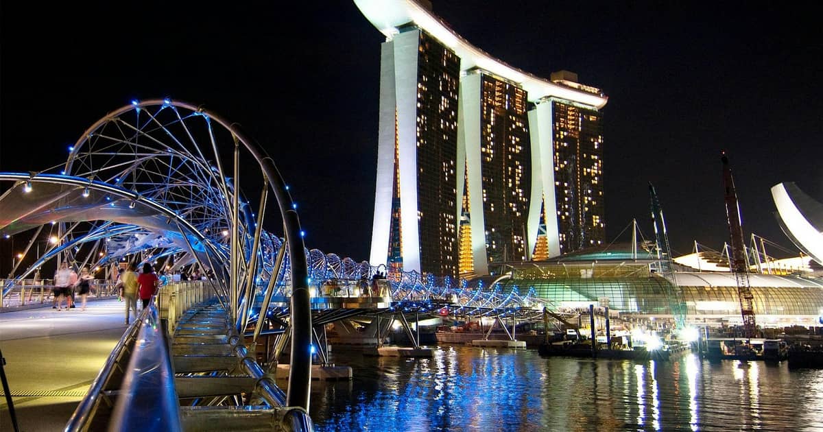 Walk Along Marina Bay Sands SkyPark